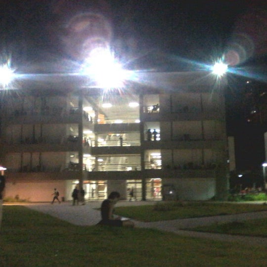 Снимок сделан в UFBA - Universidade Federal da Bahia - Campus Ondina пользователем Mariana M. 9/25/2012