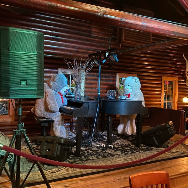 Foto tomada en Karl&#39;s Cabin Restaurant &amp; Banquets in Plymouth  por Charles B. el 10/6/2020