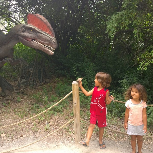 Foto tirada no(a) Field Station: Dinosaurs por Tony F. em 7/26/2015