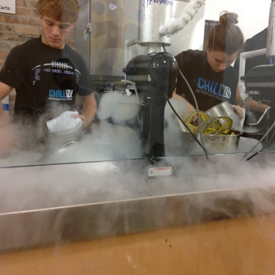 11/18/2012 tarihinde miamismziyaretçi tarafından ChillN Nitrogen Ice Cream'de çekilen fotoğraf