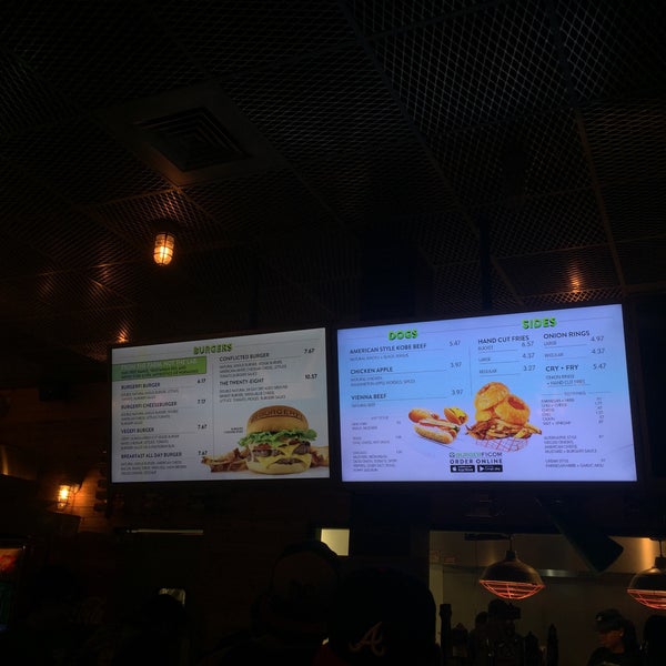 Foto diambil di BurgerFi oleh miamism pada 5/16/2016