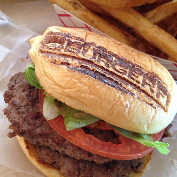 รูปภาพถ่ายที่ BurgerFi โดย miamism เมื่อ 11/3/2012