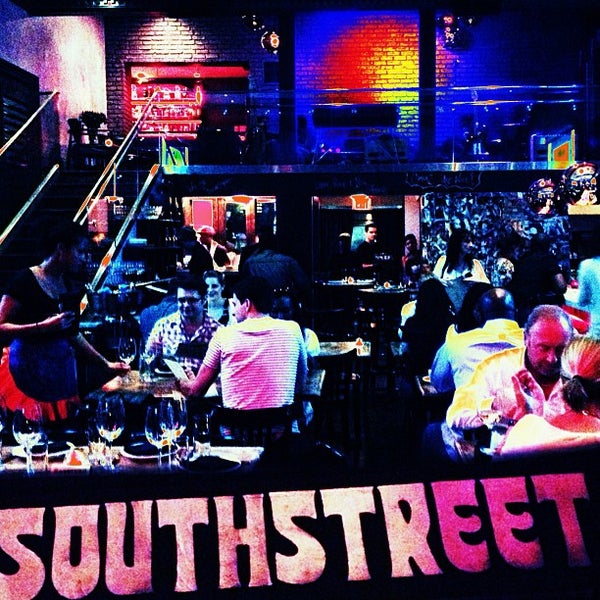 Photo taken at Southstreet Restaurant &amp; Bar by miamism on 11/3/2012