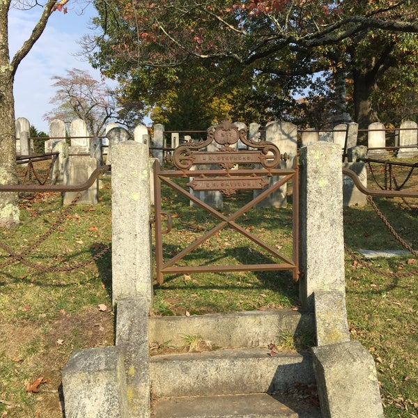 Foto tirada no(a) Sleepy Hollow Cemetery por Mo G. em 10/30/2016