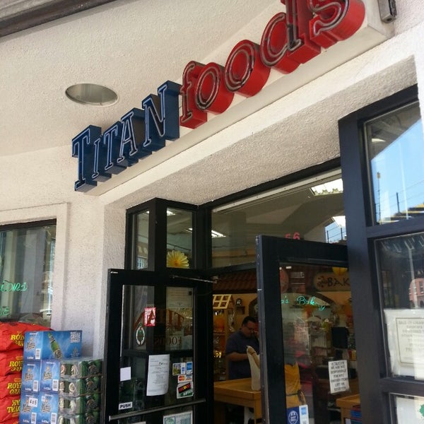 Foto tirada no(a) Titan Foods Inc. por Vern R. em 5/1/2013