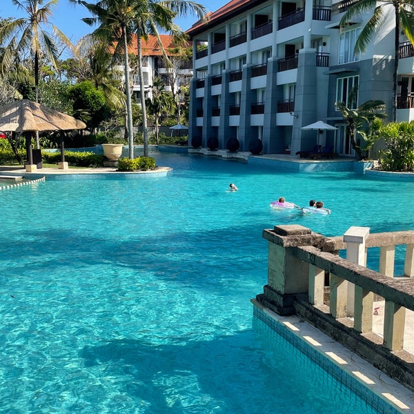 One of the best/largest hotel pools I’ve seen. Some rooms have lagoon access and have private pool feel to them (depending on location). Staff is extremely welcoming and courteous, top hospitality.