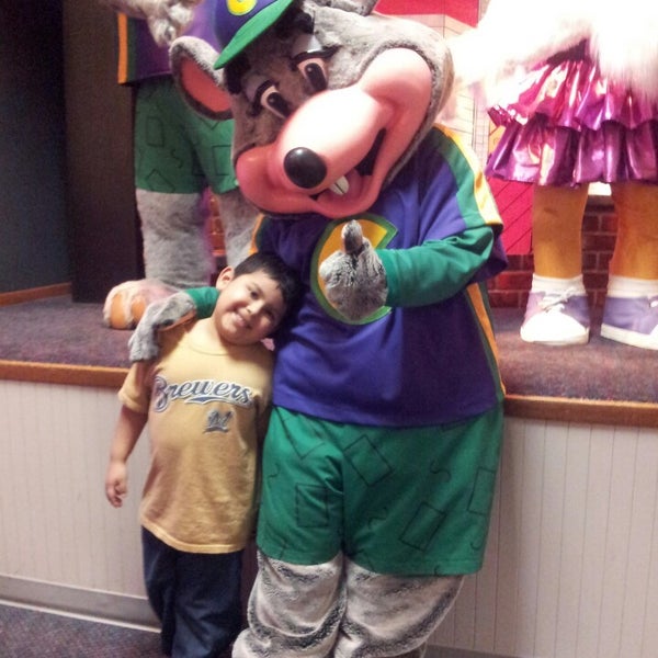 Chuck e cheese 1993. Сцена чаки чиз. Джаспер чаки чиз. Нолан бушнелл чаки чиз. Бобби стивенс чаки чиз.