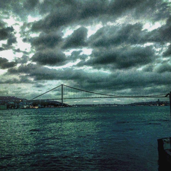 10/16/2015 tarihinde Umut C.ziyaretçi tarafından Çengelköy İskele Restaurant'de çekilen fotoğraf