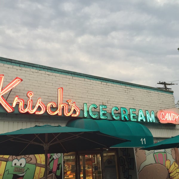 Photo taken at Krisch&#39;s Restaurant &amp; Ice Cream Parlour by Priscila G. on 6/28/2016