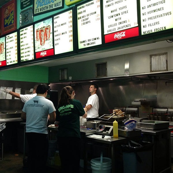 4/27/2013에 Gary G.님이 Kincaid&#39;s Hamburgers에서 찍은 사진