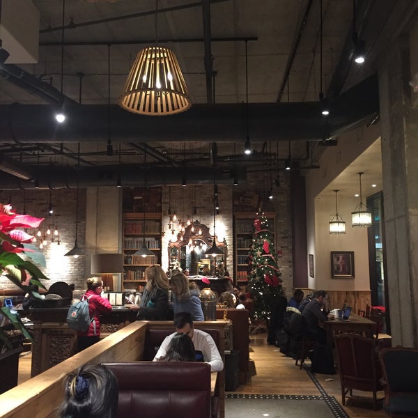 12/26/2018 tarihinde Janine K.ziyaretçi tarafından Caffè Nero'de çekilen fotoğraf