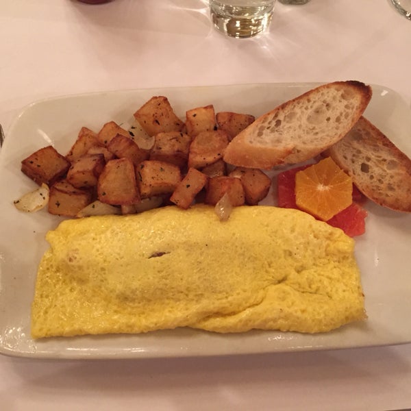 Loved the grapefruit mimosa, and the omelette at brunch is delicious.