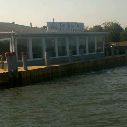Foto tomada en Dock &amp; Dine Restaurant  por Hank H. el 9/22/2012
