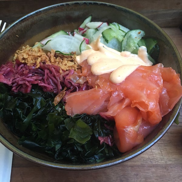 Food and drinks are good - nothing extraordinary, but good: ramens, poke bowl insp. It’s the atmosphere that gets the big points. Note that in the summer there is a back garden that is really nice.