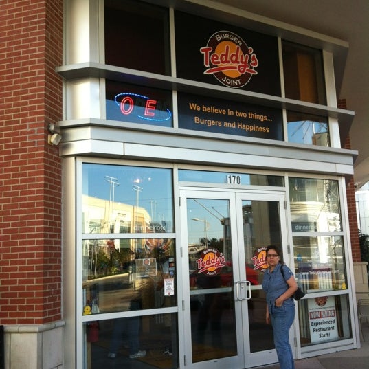Снимок сделан в Teddy&#39;s Burger Joint пользователем John D. 9/29/2012