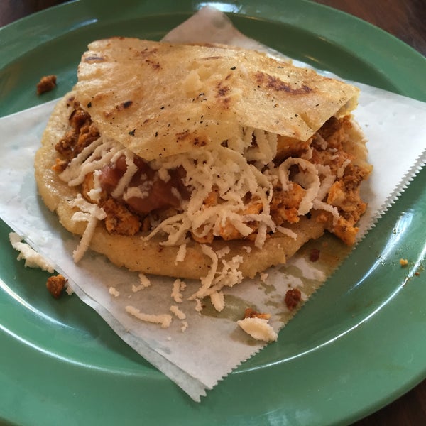 7/16/2016 tarihinde Eric P.ziyaretçi tarafından Puebla&#39;s Mexican Kitchen &amp; Bakery'de çekilen fotoğraf