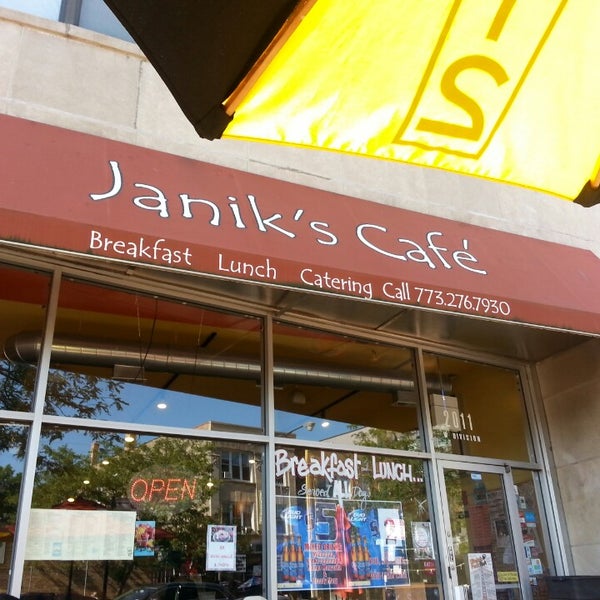 Foto tomada en Janik&#39;s Cafe  por Vanessa S. el 7/20/2013