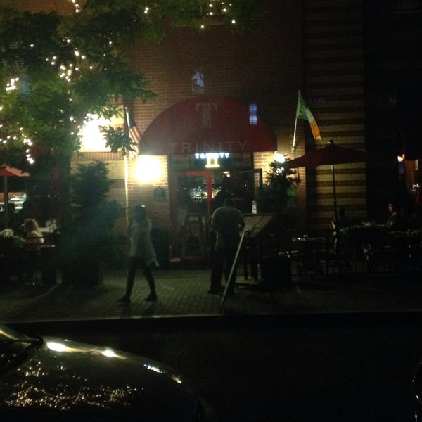 รูปภาพถ่ายที่ Trinity Restaurant Bar &amp; Lounge โดย Jenice R. เมื่อ 6/22/2014