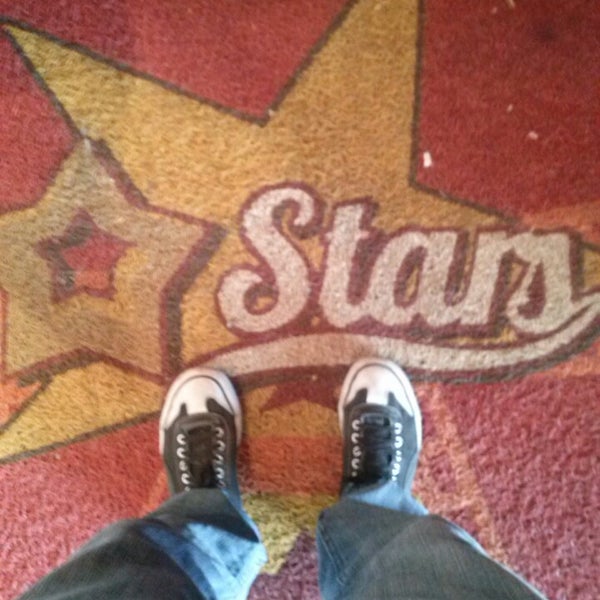 Foto diambil di Stars Pizza, karaoke &amp; Bar oleh Takeshi B. pada 2/28/2013