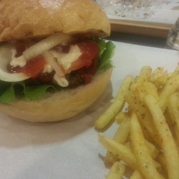 Photo taken at Wanted Burger by Ozan S. on 3/15/2014