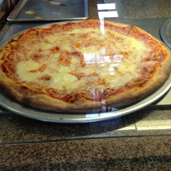 Foto tirada no(a) Bellissimo Pizza Cafe por Jeff F. em 6/14/2013