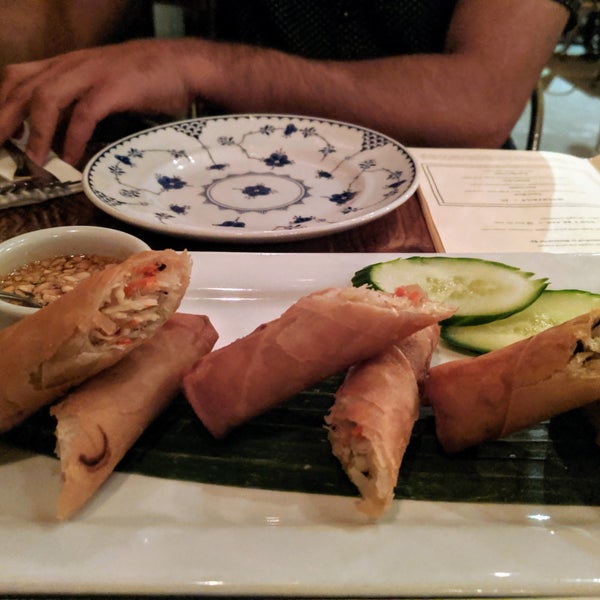 Foto scattata a Bida Manda Laotian Restaurant and Bar da Kat . il 6/20/2019