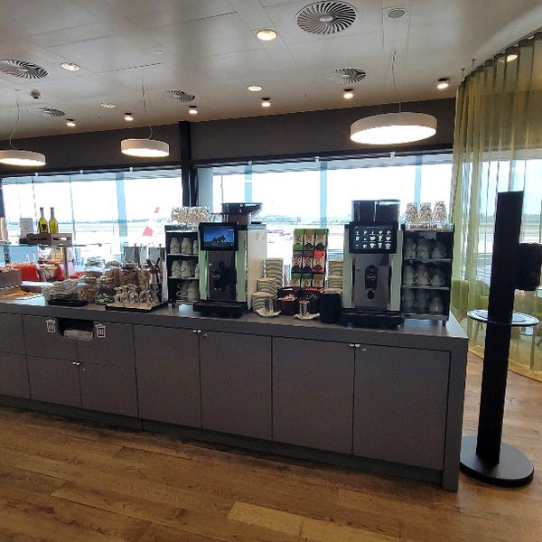 Photo taken at Austrian Airlines Business Lounge | Non-Schengen Area by Tina J. on 7/23/2022