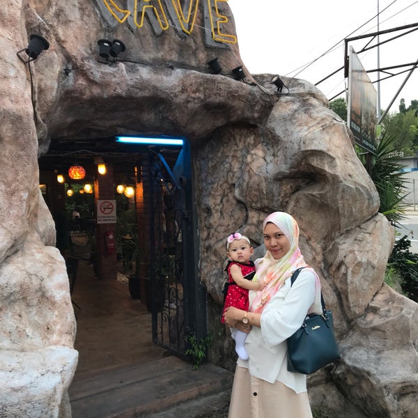 Foto tomada en The Cave Grill Restaurant &amp; Cafe  por Muazam M. el 9/28/2019