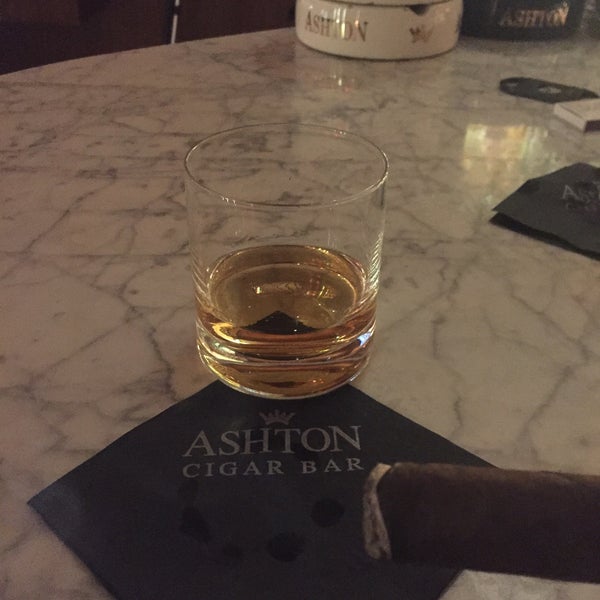 6/9/2015 tarihinde David E.ziyaretçi tarafından Ashton Cigar Bar'de çekilen fotoğraf