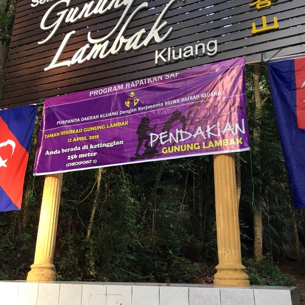 Photo taken at Gunung Lambak by 泰瑋 伍. on 4/12/2018
