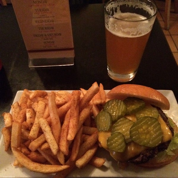 Foto tomada en The Burger Bistro  por Steve P. el 8/1/2014