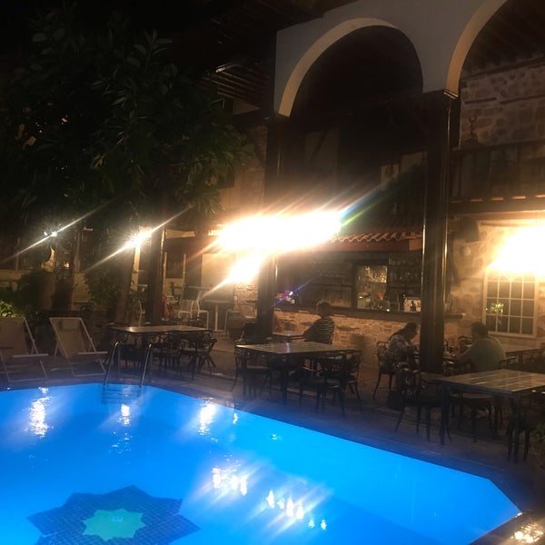 รูปภาพถ่ายที่ Alp Paşa Boutique Hotel โดย Emre K. เมื่อ 7/10/2019