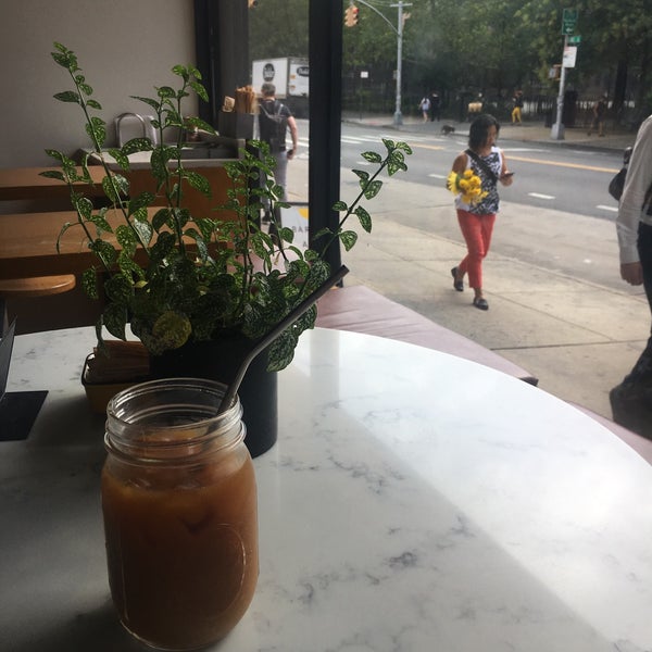7/24/2018 tarihinde Deena B.ziyaretçi tarafından Three Seat Espresso'de çekilen fotoğraf