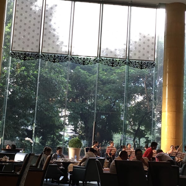11/8/2016 tarihinde Erwin O.ziyaretçi tarafından Lobby Lounge at Makati Shangri-La'de çekilen fotoğraf