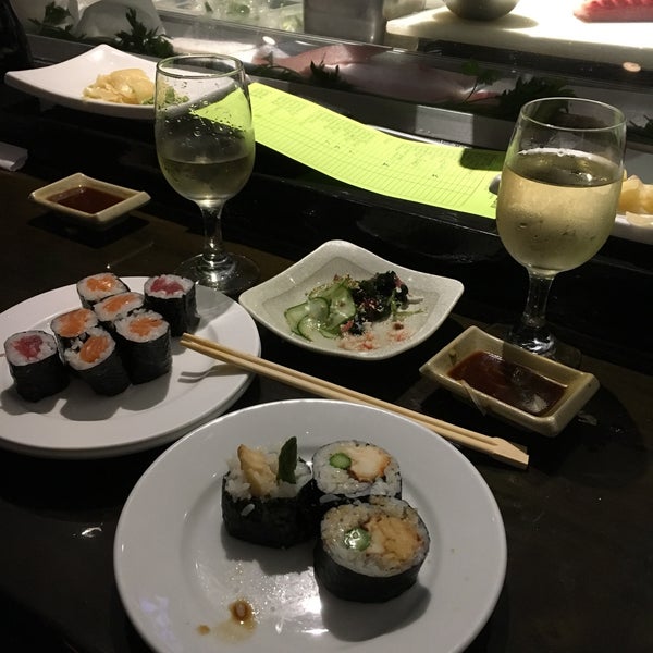 Снимок сделан в Zooma Sushi пользователем Gizem B. 4/20/2017