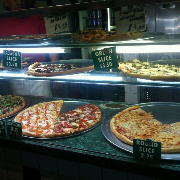 3/26/2013 tarihinde Plwm B.ziyaretçi tarafından Not Ray&#39;s Pizza'de çekilen fotoğraf