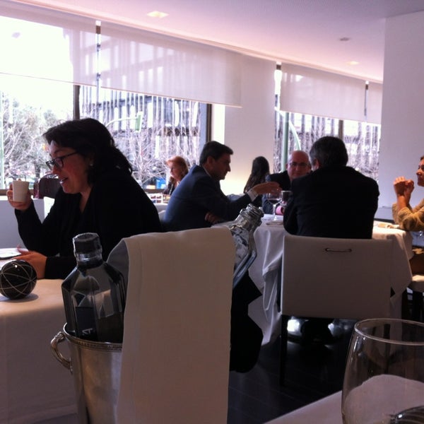 รูปภาพถ่ายที่ M29 Restaurante Hotel Miguel Angel โดย Iván R. เมื่อ 3/14/2013