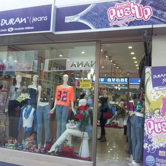 รูปภาพถ่ายที่ Duran duran jeans โดย Ivan D. เมื่อ 10/25/2012
