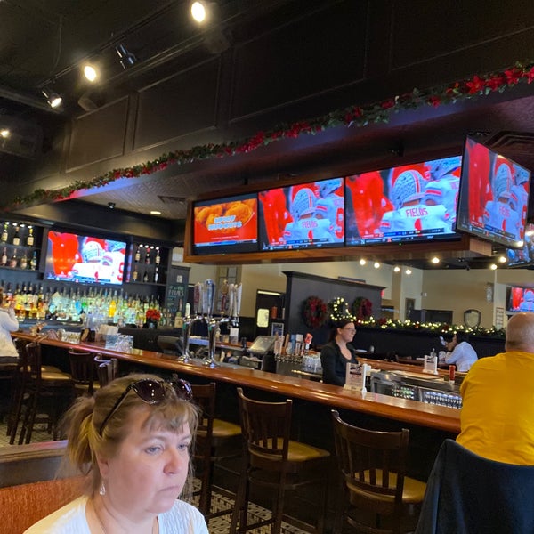 รูปภาพถ่ายที่ Dooney&#39;s Pub &amp; Restaurant โดย Larry L. เมื่อ 11/30/2019