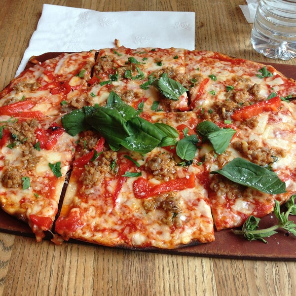Foto diambil di Waldy’s Wood Fired Pizza &amp; Penne oleh Josh V. pada 5/16/2013