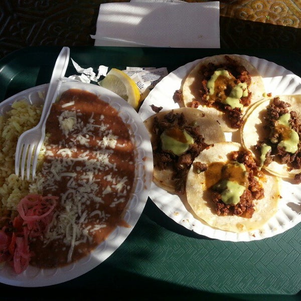 2/5/2013 tarihinde Reggie S.ziyaretçi tarafından Los Tacos De Huicho'de çekilen fotoğraf