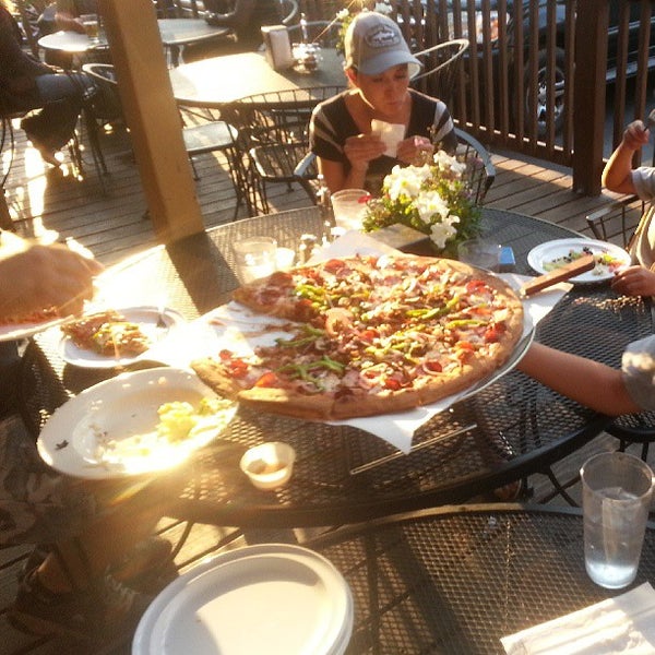 Das Foto wurde bei John&#39;s Pizza Works von Reggie S. am 8/5/2013 aufgenommen