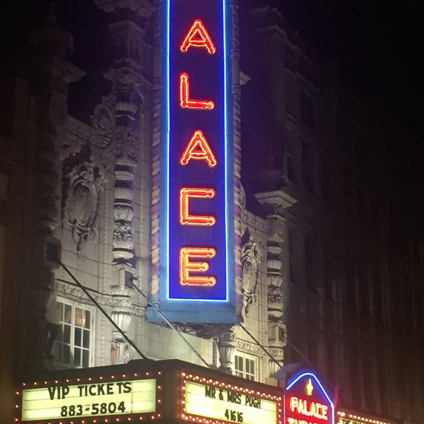 Foto diambil di Louisville Palace Theatre oleh Angie M. pada 4/16/2016
