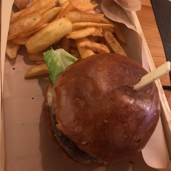 Снимок сделан в Burger Market - Király u. пользователем Aslan ö. 3/23/2019