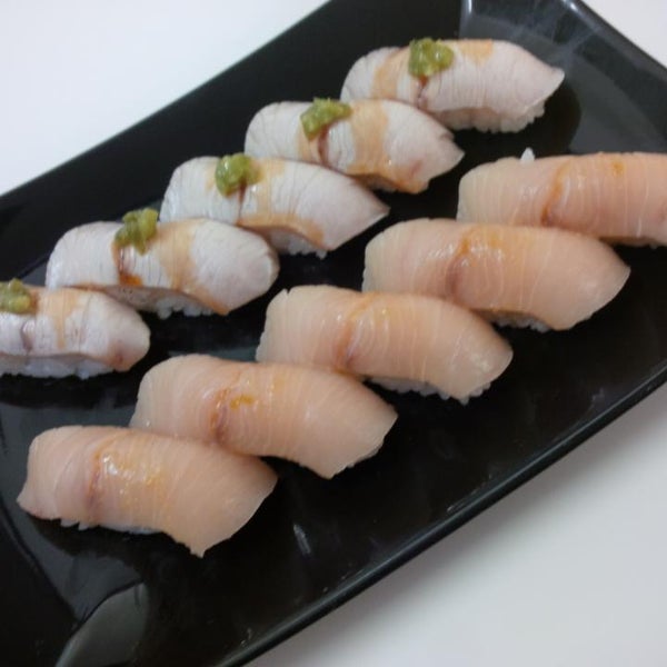 Foto tirada no(a) Sushi Surprise por ibsu em 1/11/2015