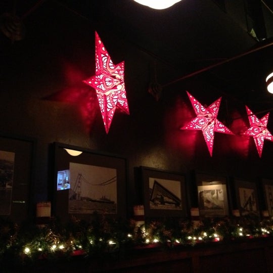 Foto tirada no(a) Kezar Bar &amp; Restaurant por Andy B. em 12/21/2012