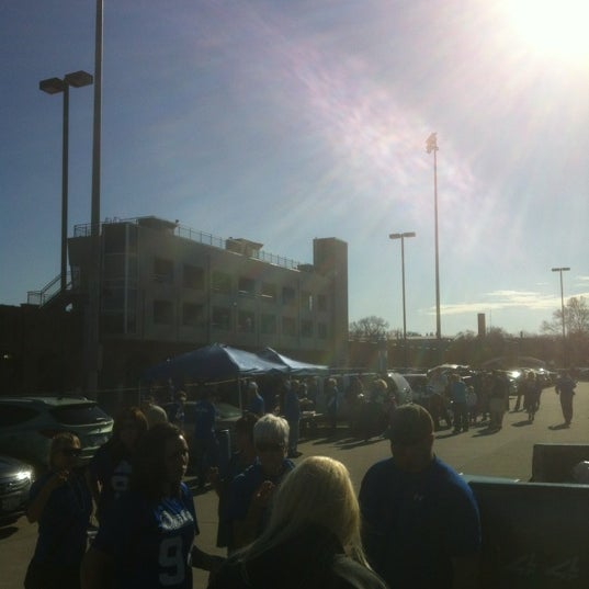 รูปภาพถ่ายที่ Drake Stadium โดย Spencer D. เมื่อ 11/10/2012