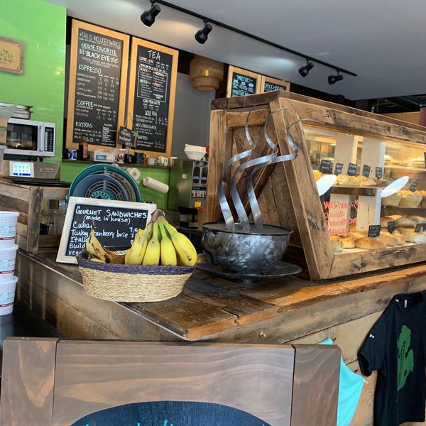 Foto scattata a The Office Coffee Shop da Mike M. il 4/25/2019