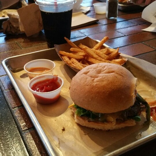 3/9/2015にMegan L.がeT Craft Burgers &amp; Beerで撮った写真