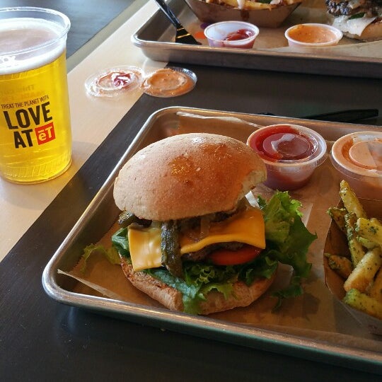 3/28/2015にMegan L.がeT Craft Burgers &amp; Beerで撮った写真